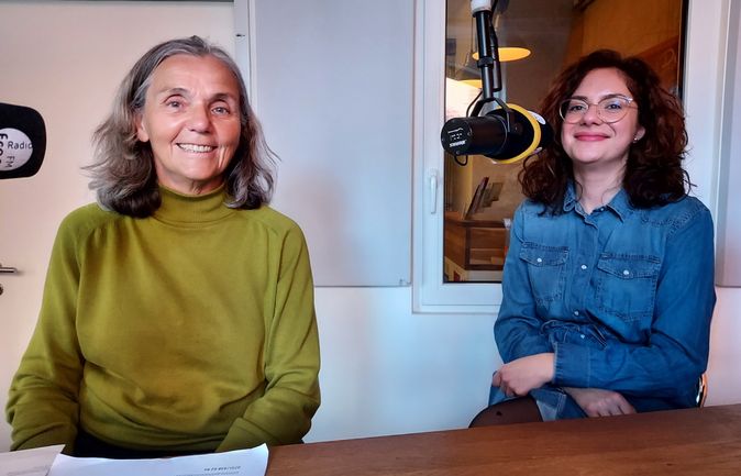 Gabriele Mreisi von DAN e. V. und Giada Callegari vom Kindergarten St. Maria in Ulm stellen das Projekt "Große Hände - Kleine Hände" im Radio vor
